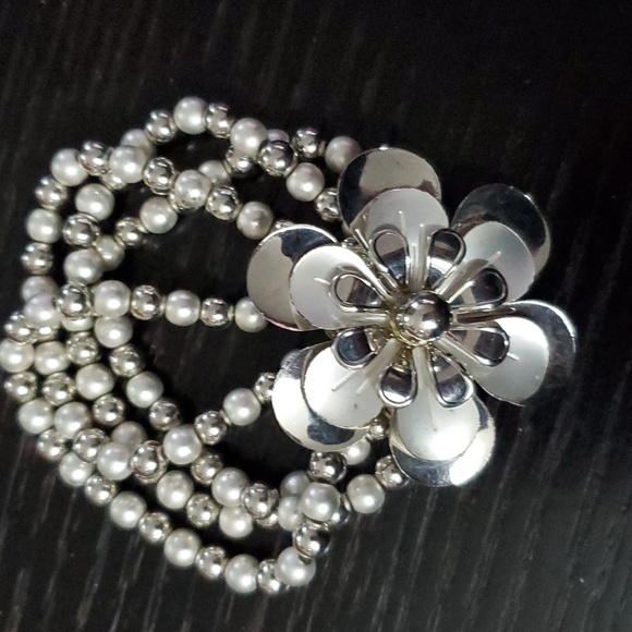 Silver Beaded Flower Bracelt - Picture 3 of 4